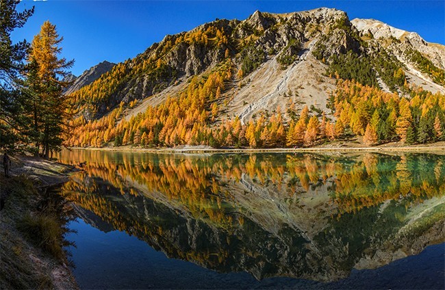 湖泊大山风景图片