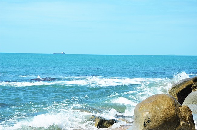 海边浪花礁石摄影图片