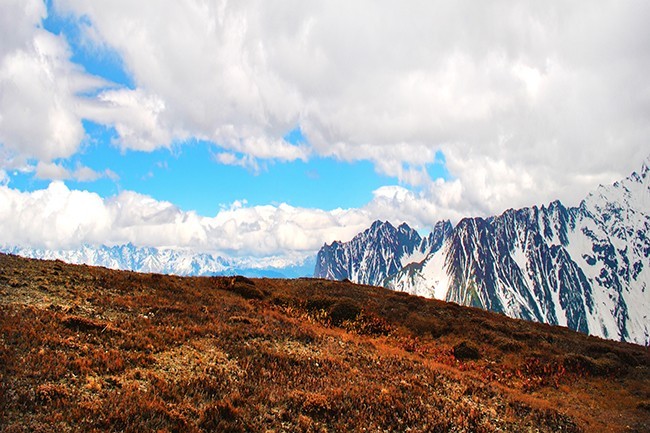 蓝天白云高山秋色风景图片