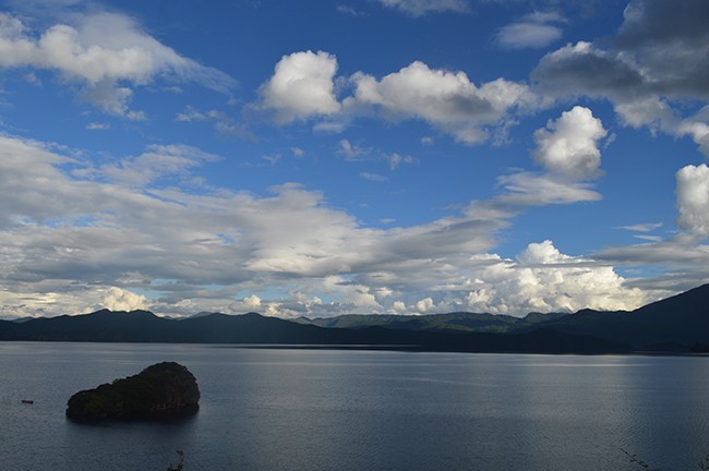 泸沽湖蓝天湖水风景高清图片