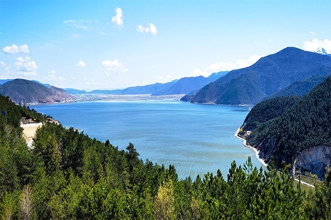 湖泊纳帕海风景图片