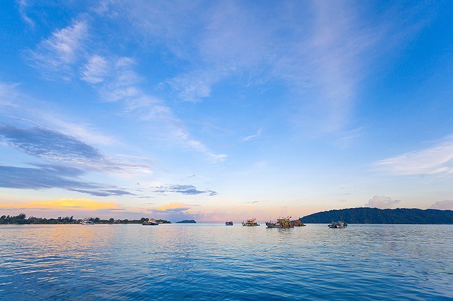 蓝天白云下的海面风景图片