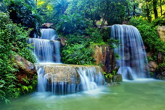 小溪瀑布风景图片