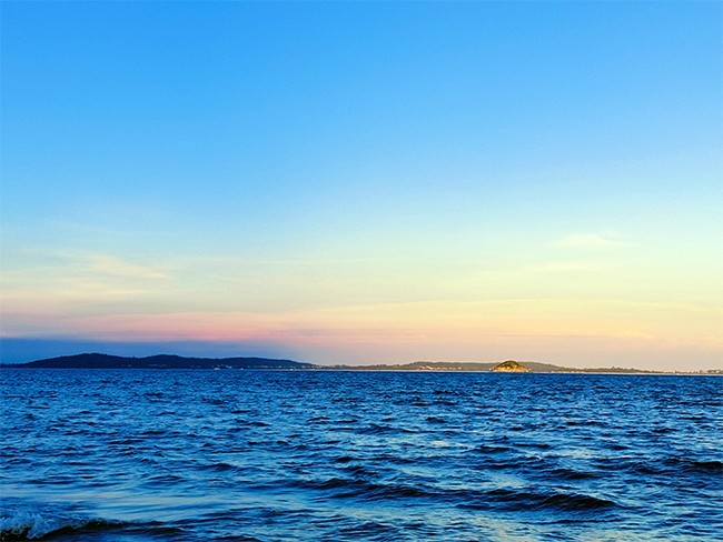 傍晚蔚蓝的大海美景图片