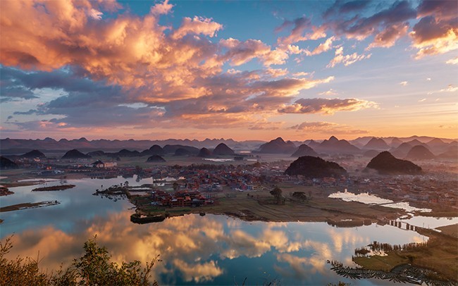 湖边丘陵风景图片素材