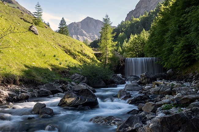 山谷瀑布与茂密的植被自然风景图片