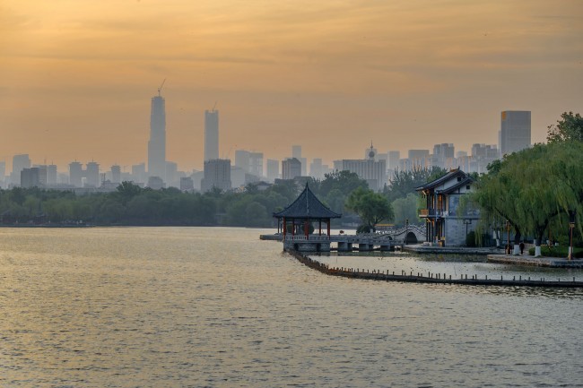 济南大明湖日出图片