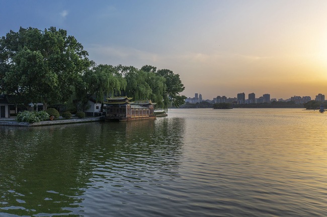 大明湖汇泉岛日落风景图片