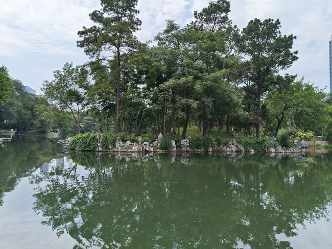 中山公园假山和湖泊风景图片素材