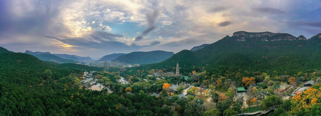 宽幅济南灵岩寺秋景图片