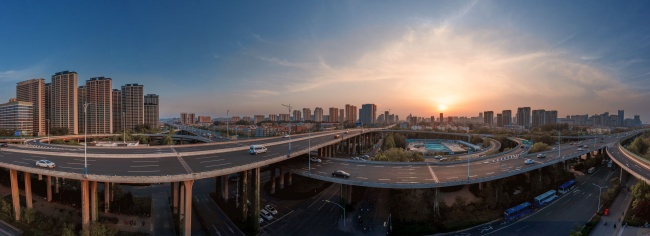 城市高架桥的夕阳剪影