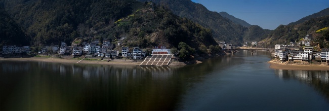 宽幅山水间的宁静村落