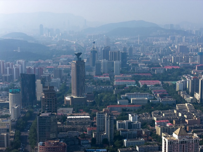 雾都之上的现代都市风光