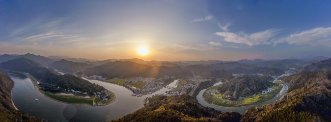 图片宽幅江河蜿蜒的壮丽山河全景摄影