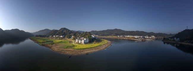 宽幅湖畔村落的宁静时光风景摄影