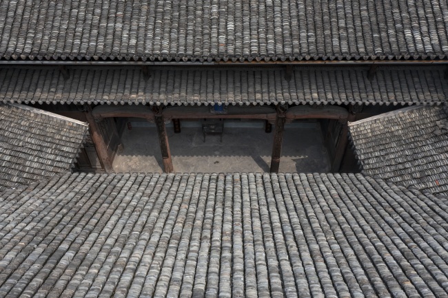 古建天井青瓦屋顶
