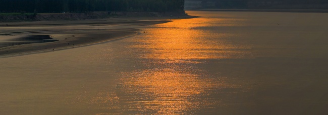 宽幅金色夕阳下的水面波光水面风景图片下载