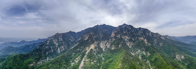 宽幅山峦叠嶂远山风景图片素材