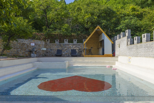 心形泳池的夏日度假风景图片素材