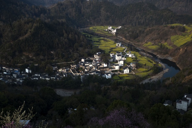 山水间的皖南古村旅游风景摄影图片