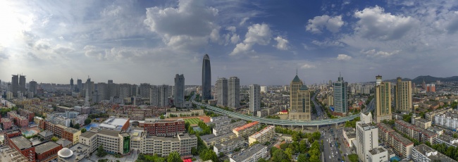 高楼林立的现代都市风光