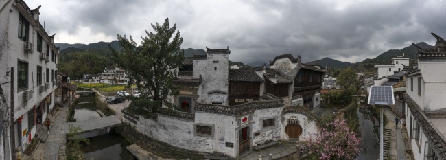 宽幅水墨江南的徽派古村落全景