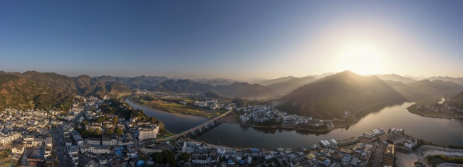 宽幅山水小城的日出晨曦全景