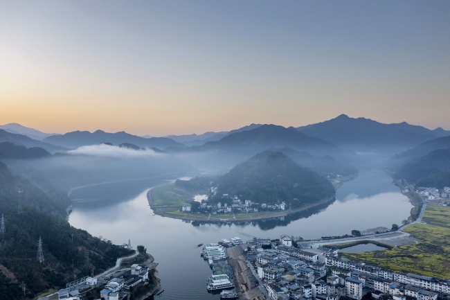 山水画卷中的宁静乡村风景图片素材
