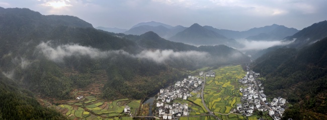 宽幅鸟瞰云雾缭绕的皖南多彩田园