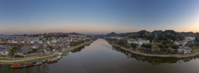 宽幅静谧新安江畔的古镇晨曦全景