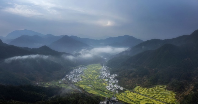 云雾缭绕的山间村落风景图片