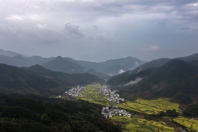 云雾缭绕的山间田园风光