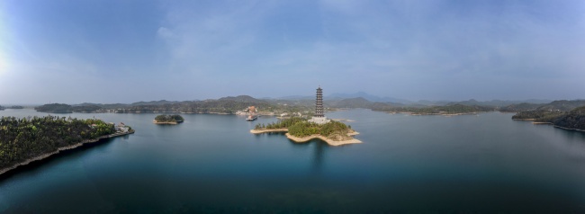 宽幅湖心塔影碧波荡漾全景图