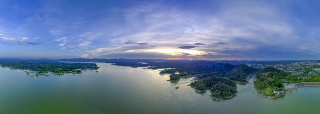 宽幅湖光山色的宁静黄昏全景图