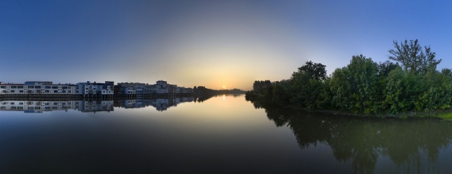 宽幅静谧湖畔的水乡日出晨曦