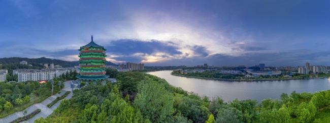 宽幅暮色下湖光塔影城市风光