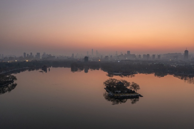 湖光倒影下的城市剪影风景图片素材