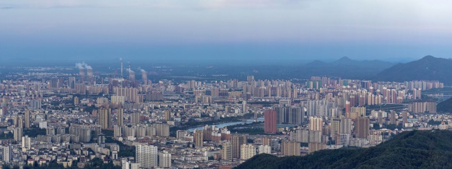 宽幅高楼林立的现代都市风光