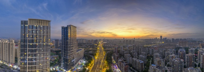 城市天际线的绚丽日落风景图片素材