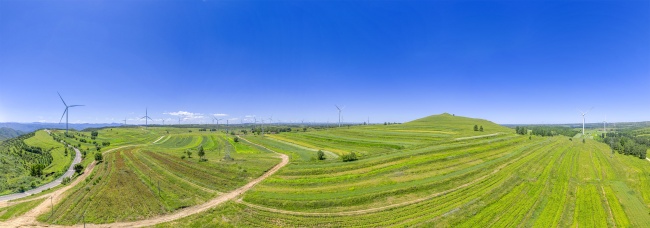 宽幅绿色能源与草原风光全景
