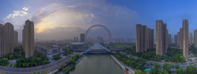 宽幅运河之畔的现代都市剪影