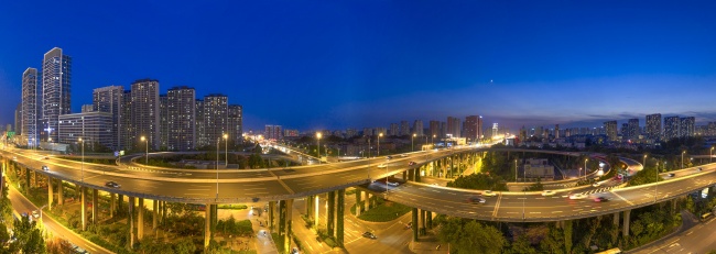 宽幅城市夜景下的高架桥