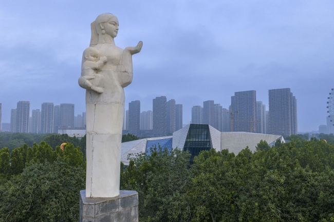 母爱雕塑下的城市剪影