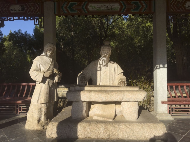 抚琴石雕像