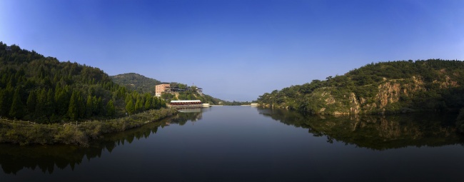 山水相映湖畔建筑全景风光