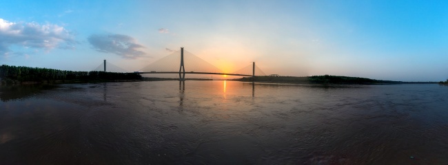 宽幅日落时分横跨黄河大桥壮丽风光