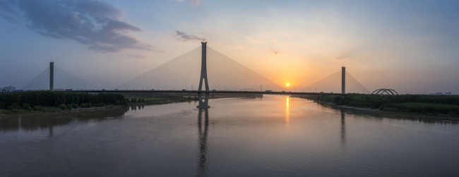 夕阳下的跨河大桥全景