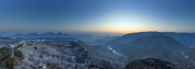 宽幅晨曦中的连绵山脉全景图