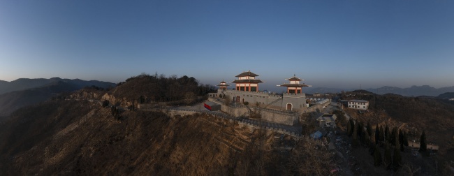 宽幅山顶古建筑群全景
