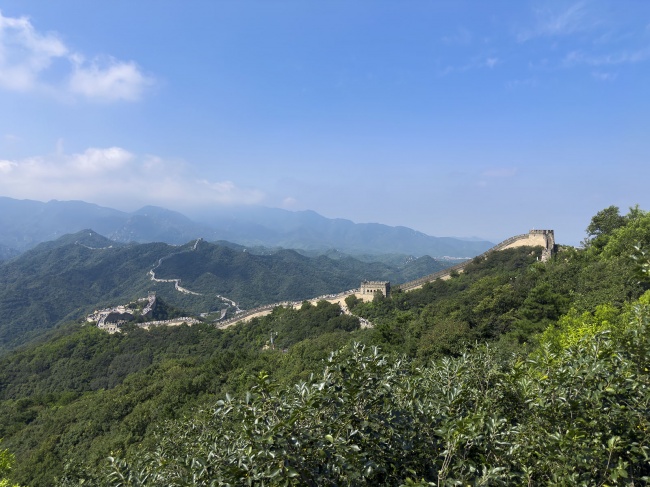蓝天白云下的长城全景